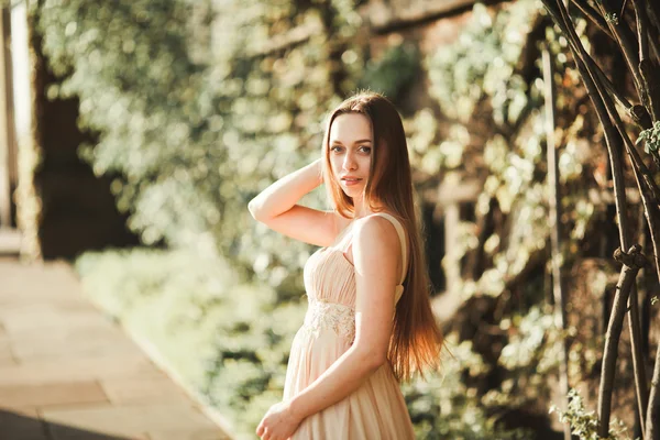 Jovem atraente com vestido longo desfrutando de seu tempo fora no parque por do sol fundo — Fotografia de Stock