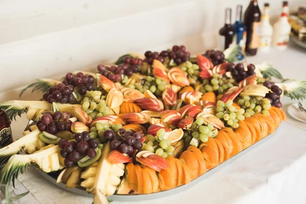 Różne świeże owoce na weselnym stole bufetowym — Zdjęcie stockowe