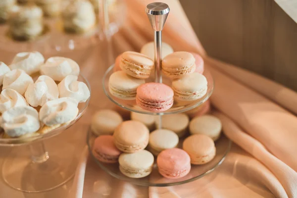 Deliciosa e saborosa mesa de sobremesa com cupcakes tiros na recepção closeup — Fotografia de Stock