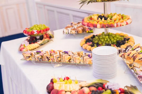 Diferentes tipos de doces assados em um buffet — Fotografia de Stock