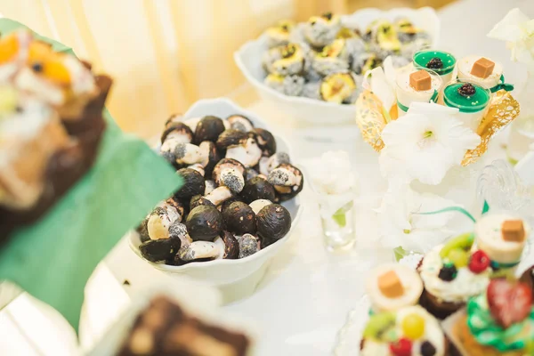 Buffet with a variety of delicious sweets, food ideas, celebration — Stock Photo, Image