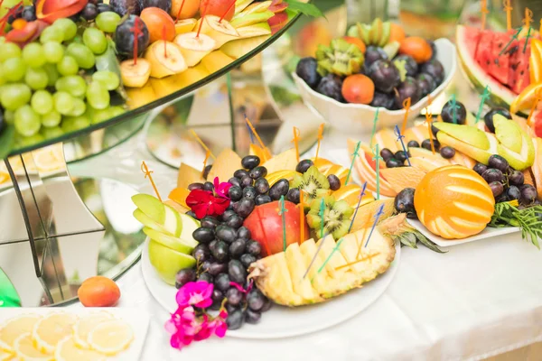 Buffet autêntico, frutas frescas variadas, bagas e citrinos. Preparação para o menu criativo de design — Fotografia de Stock