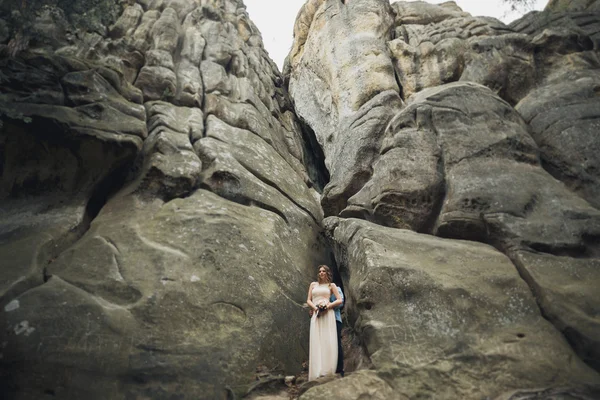 Casal feliz beijando e abraçando perto de um penhasco alto — Fotografia de Stock