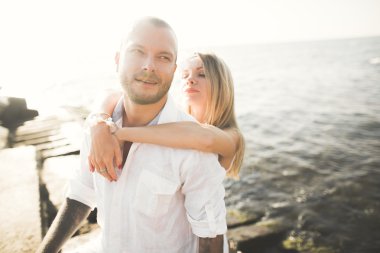 Gün batımında sahilde yürüyüş sadece evli evlilik çift.