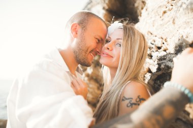 Gün batımında sahilde yürüyüş sadece evli evlilik çift.