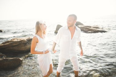 mutlu sadece evli genç düğün kutluyor çift ve güzel bir plaj gün batımında iyi eğlenceler