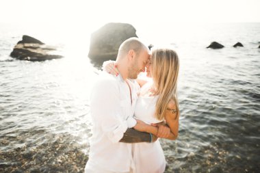 mutlu sadece evli genç düğün kutluyor çift ve güzel bir plaj gün batımında iyi eğlenceler