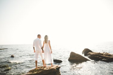 mutlu sadece evli genç düğün kutluyor çift ve güzel bir plaj gün batımında iyi eğlenceler