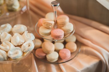 Fransız tatlı rengarenk badem kurabiyesi arka planı, kapatın.