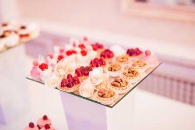 Enfes ve lezzetli bir tatlı masası ve resepsiyonda kapkek fotoğrafları.