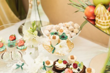 Bir büfe üzerinde pişmiş tatlı çeşitleri