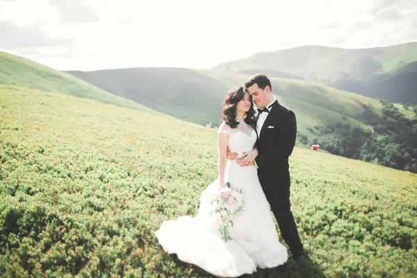 Bella splendida sposa in posa per lo sposo e divertirsi, cerimonia di lusso in montagna con vista mozzafiato, spazio per il testo, coppia di nozze — Foto Stock