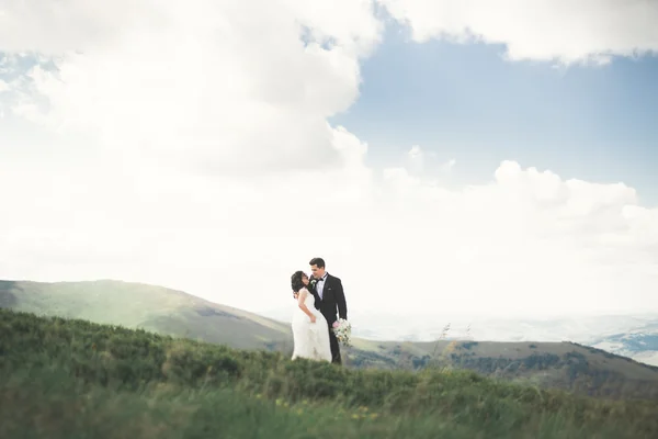 Schöne wunderschöne Braut posiert für Bräutigam und Spaß haben, luxuriöse Zeremonie in den Bergen mit herrlicher Aussicht, Platz für Text, Hochzeitspaar — Stockfoto