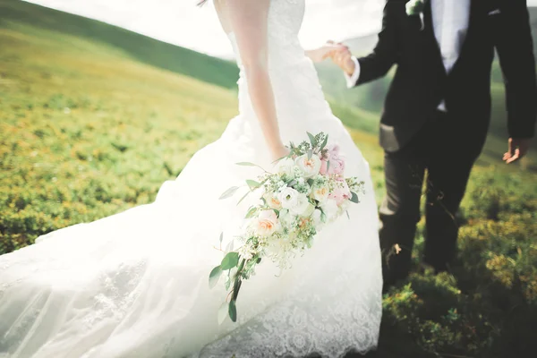 Ramo de boda bastante bueno de varias flores en la mano —  Fotos de Stock