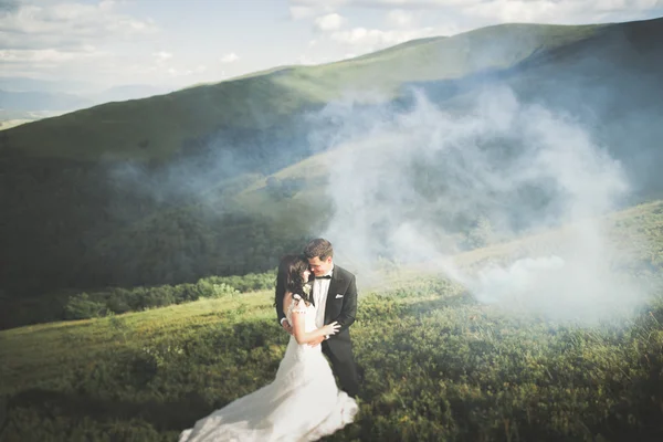 Beau couple de mariage, mariée et marié, amoureux sur le fond des montagnes — Photo