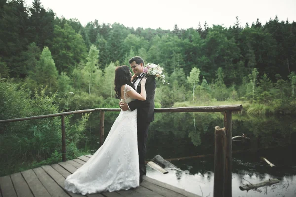 Hochzeitspaar, braut, bräutigam posiert auf pier — Stockfoto