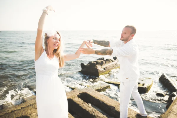 Heureux juste marié jeune couple de mariage célébrant et amusez-vous à la belle plage coucher de soleil — Photo