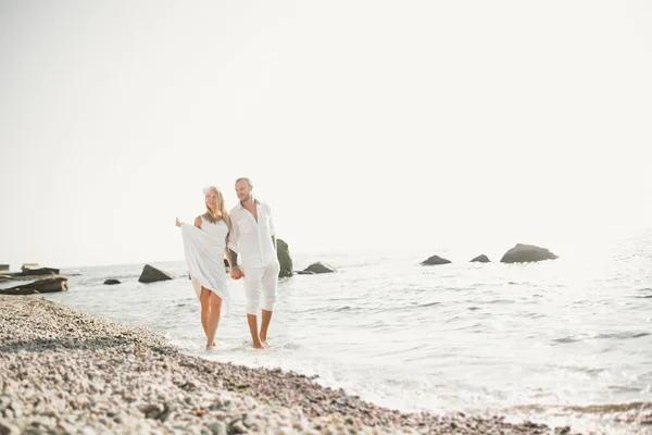 Ευτυχισμένος ρομαντικά ερωτευμένο ζευγάρι να διασκεδάσουν στην όμορφη θάλασσα με μέρα του καλοκαιριού — Φωτογραφία Αρχείου