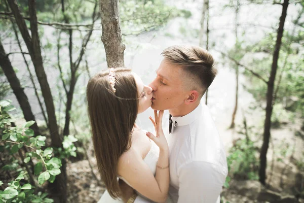 Csók esküvő pár marad át gyönyörű táj — Stock Fotó