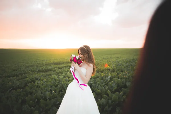 Pengantin cantik berpose di hari pernikahannya di taman — Stok Foto