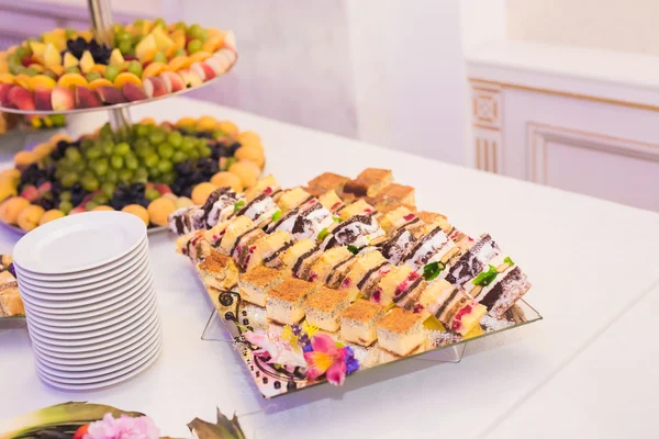 Delizioso tavolo da dessert per il ricevimento di nozze — Foto Stock