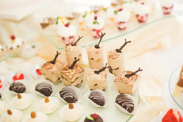 Heerlijke bruiloft receptie snoep bar dessert tafel — Stockfoto