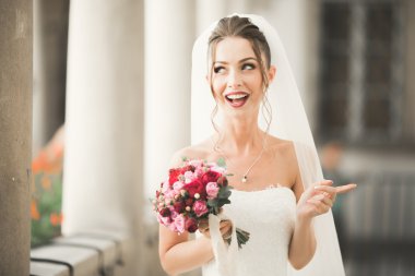 Eski şehirde poz lüks beyaz elbise ile harika gelin