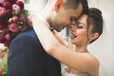 Lüks evli çift, gelin ve damat eski şehirde poz veriyor.