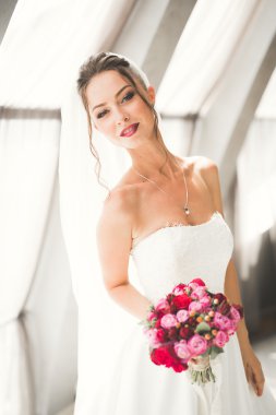 Güzel gelin düğün buket eski şehirde poz ile