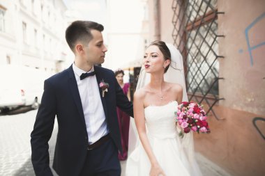 Çift düğün ayakta ve eski şehrin sokaklarında öpüşme olduğunu