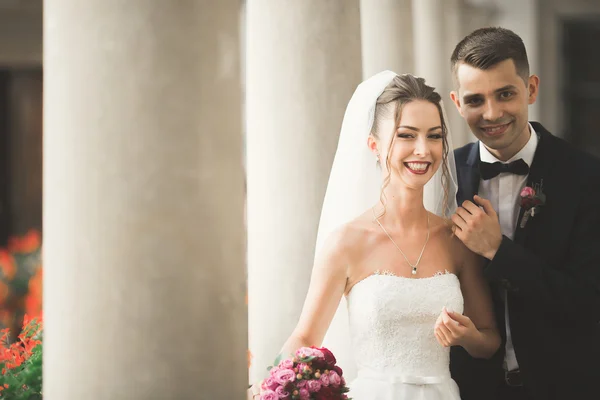 Casamento de luxo casal, noiva e noivo posando na cidade velha — Fotografia de Stock