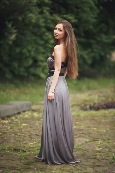 Close up Retrato, Jovem bela mulher loira em vestido posando ao ar livre. Tempo ensolarado — Fotografia de Stock