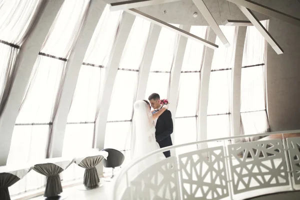 Casamento de luxo casal, noiva e noivo posando na cidade velha — Fotografia de Stock