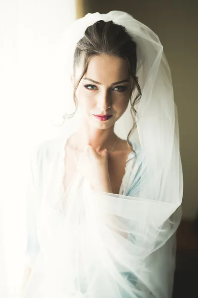 Bela noiva jovem com maquiagem e penteado no quarto, recém-casada mulher preparação final para o casamento. Menina feliz esperando noivo. Retrato foco suave — Fotografia de Stock