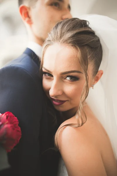 Retrato de casal feliz recém-casamento com buquê — Fotografia de Stock