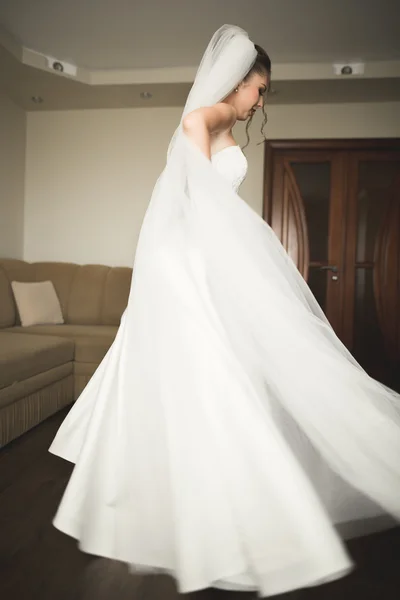 Retrato de novia hermosa con velo de moda en la mañana de la boda. — Foto de Stock