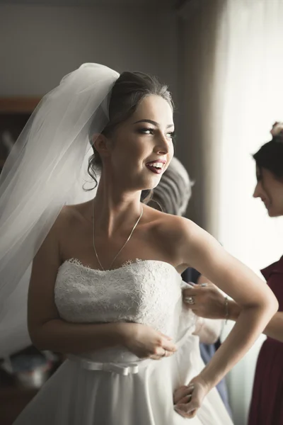 Pengantin wanita mewah di pagi hari pernikahan — Stok Foto
