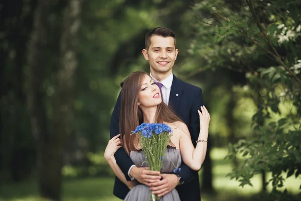 Casal amoroso. Menino e menina andando no belo parque — Fotografia de Stock