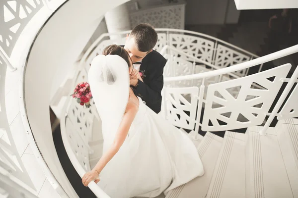 Casal feliz encantador do casamento, noiva com vestido branco longo posando na cidade bonita — Fotografia de Stock