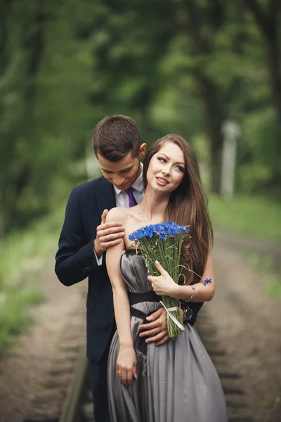 부부 사랑. 소년과 소녀의 아름 다운 공원에서 산책 — 스톡 사진
