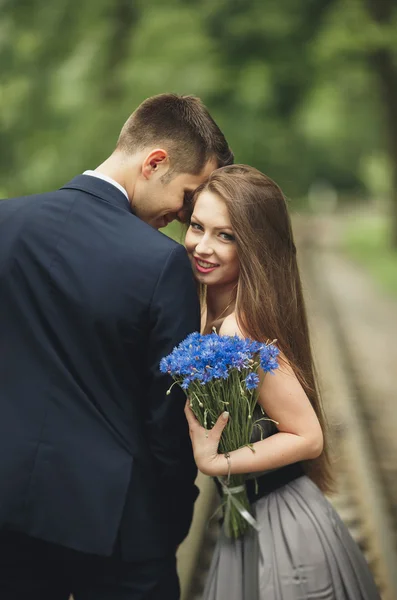 Älskande par. Pojke och flicka promenader i den vackra parken — Stockfoto