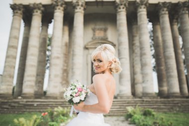 Mükemmel gelinlik ve buket eski kale poz ile güzel zarif gelin