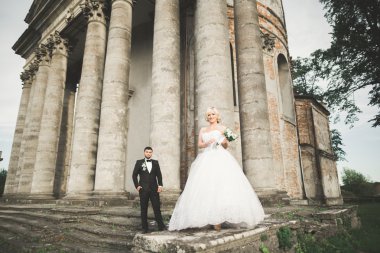 Şehvetli evli çift, eski Slav kalesinin önünde sevgililer günü kucaklaşması.