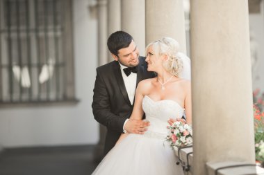 Lüks evli çift, gelin ve damat eski şehirde poz veriyor.