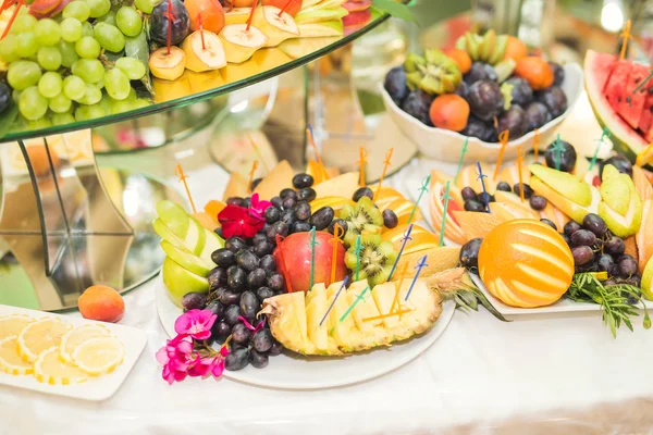 Frutos frescos diferentes na mesa do buffet de casamento — Fotografia de Stock