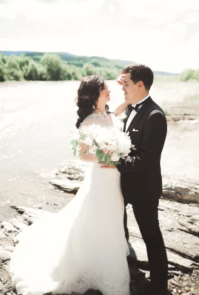 우아한 부드러운 세련 된 신랑 고 돌 강 근처 신부. 사랑에 결혼식 한 쌍 — 스톡 사진