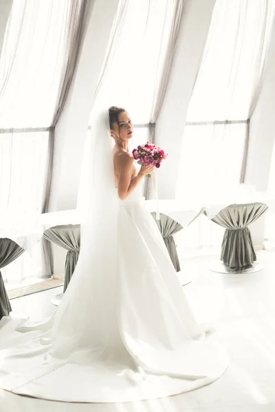 Prachtige bruid met een luxe witte jurk poseren in de oude stad — Stockfoto