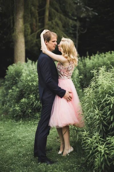 Jeune couple amoureux s'amuser et profiter de la belle nature — Photo