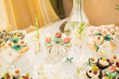 Bir büfe üzerinde pişmiş tatlı çeşitleri