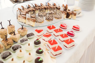 Enfes ve lezzetli bir tatlı masası ve resepsiyonda kapkek fotoğrafları.